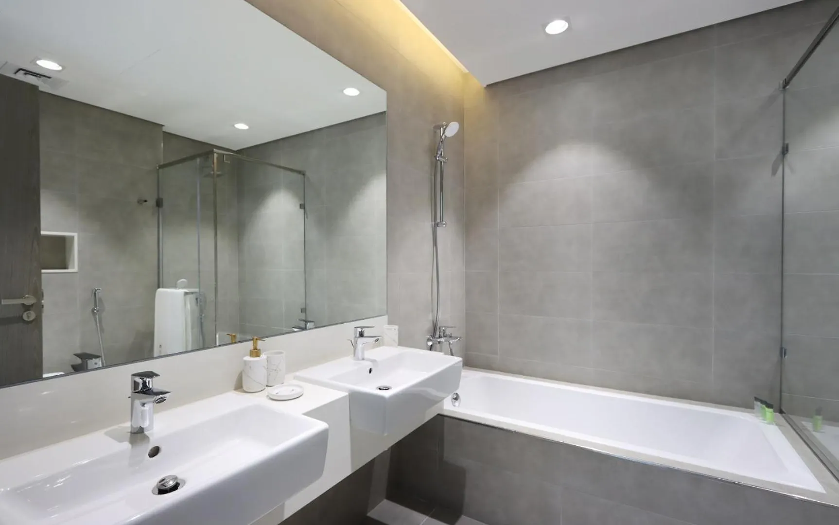Lagoonview 2Br District One Dubai 0*,